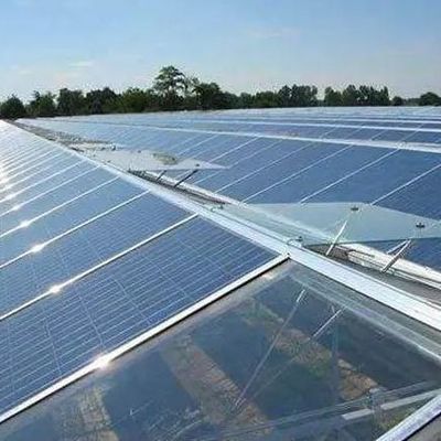 Groenhuis met hoge luchtvochtigheid met een enkele boog met een boog/Venloche-achtergrond en zonnepanelen