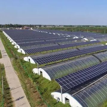 Behoud van broeikaswarmte met grote opslagcapaciteit en fotovoltaïsche panelen