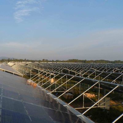 Groenhuis met hoge luchtvochtigheid met een enkele boog met een boog/Venloche-achtergrond en zonnepanelen