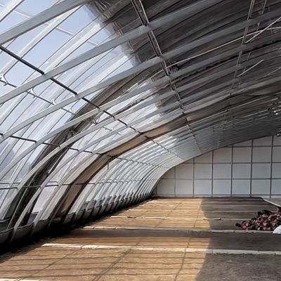 Multi-span kas voor optimale druppelbewatering en inclusief zonlicht