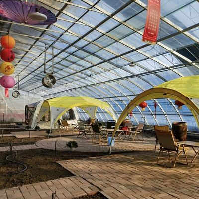 Aquaponische kas met boogdak voor zonne- en bloemplanting
