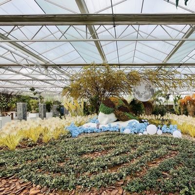 Op maat gemaakte glazen kas met bloemensysteem en op maat gemaakte dakvorm