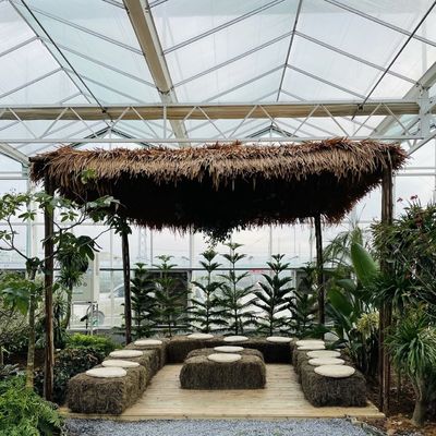 Op maat gemaakte glazen kas met bloemensysteem en op maat gemaakte dakvorm
